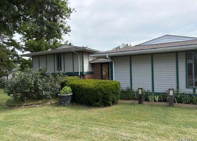 Property at 678 Henry Ave, Manchester, MO 63011, 4 beds, 3 baths