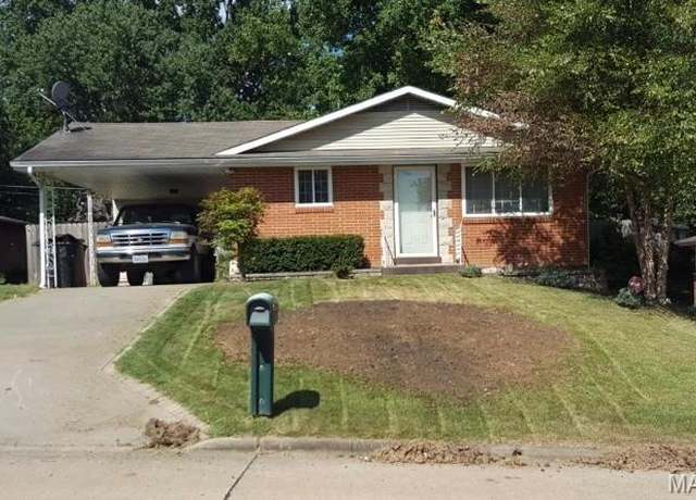 Property at 1521 N Henderson St, Cape Girardeau, MO 63701, 3 beds, 2 baths