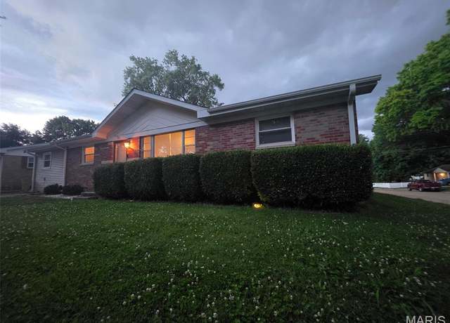 Property at 41 Crossroad Dr, Fairview Heights, IL 62208, 3 beds, 2 baths