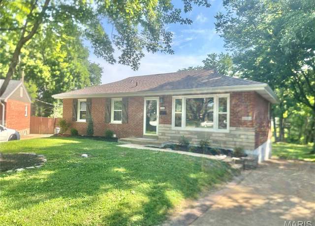 Property at 1226 Oakleaf Dr, St Louis, MO 63119, 4 beds, 2 baths