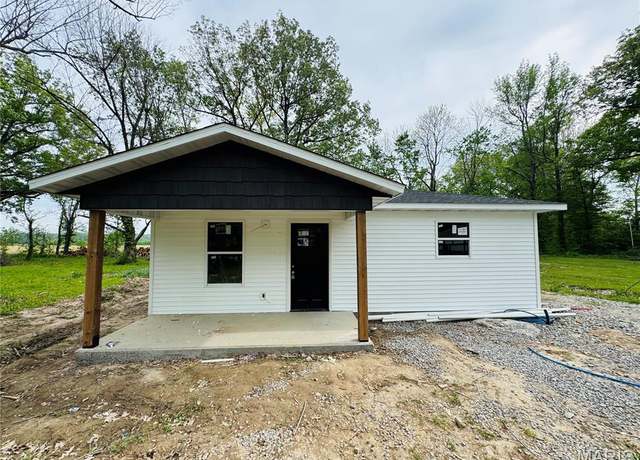 Property at 404 E Henry St, Poplar Bluff, MO 63901, 3 beds, 2 baths