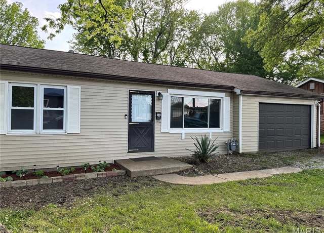 Property at 11 S Delaware Ave, Belleville, IL 62221, 3 beds, 1.5 baths
