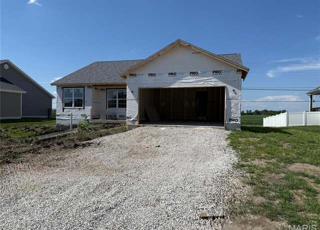 Property at 608 Eisenhower Blvd, Troy, IL 62294, 3 beds, 2 baths