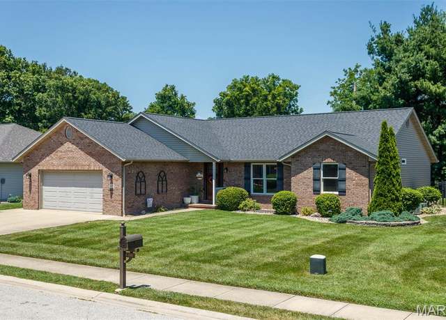 Property at 105 N Porte Dr, Highland, IL 62249, 5 beds, 3.5 baths