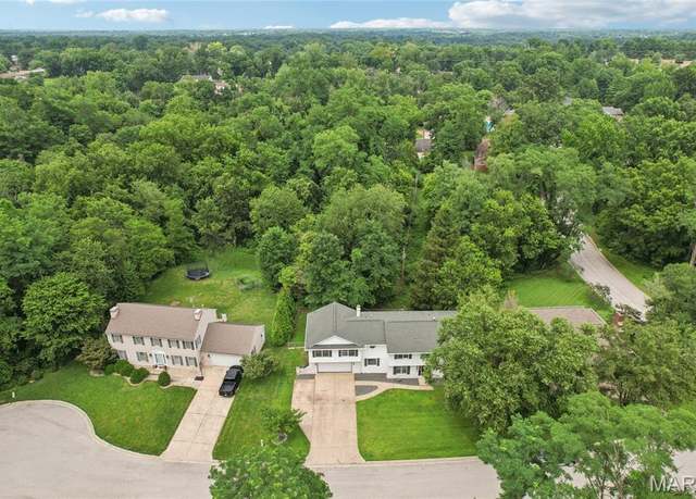 Property at 1702 Blu Fountain Ct, Godfrey, IL 62035, 5 beds, 4 baths