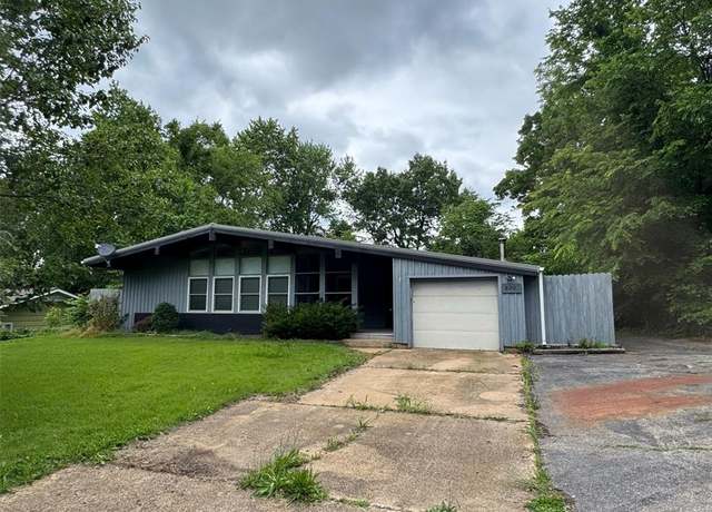Property at 820 W Madison St, Lebanon, MO 65536, 4 beds, 3 baths
