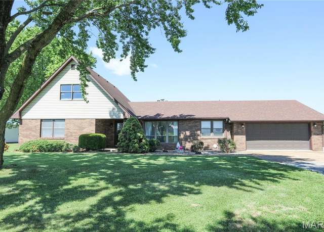 Property at 2613 Mockingbird Ln, Granite City, IL 62040, 4 beds, 2.5 baths