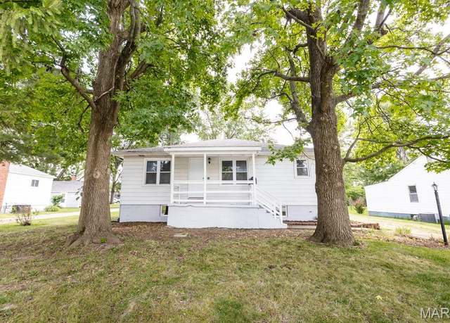 Property at 16 Fairway Dr, Fairview Heights, IL 62208, 3 beds, 1.5 baths