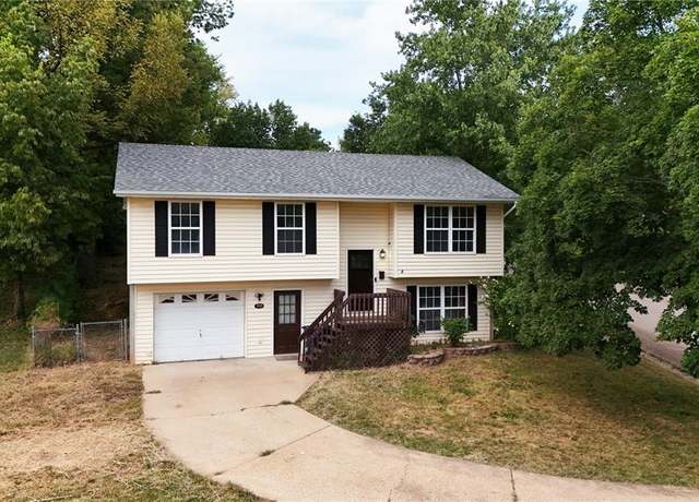 Property at 300 Valley Pl, De Soto, MO 63020, 4 beds, 2 baths