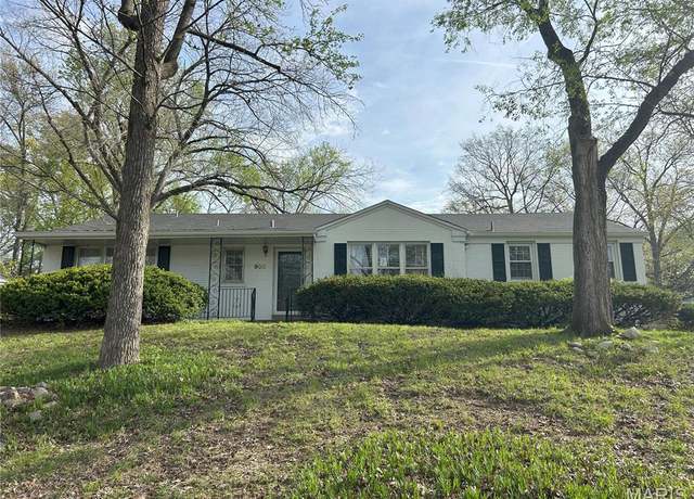 Property at 900 Alanson Dr, St Louis, MO 63132, 3 beds, 2.5 baths