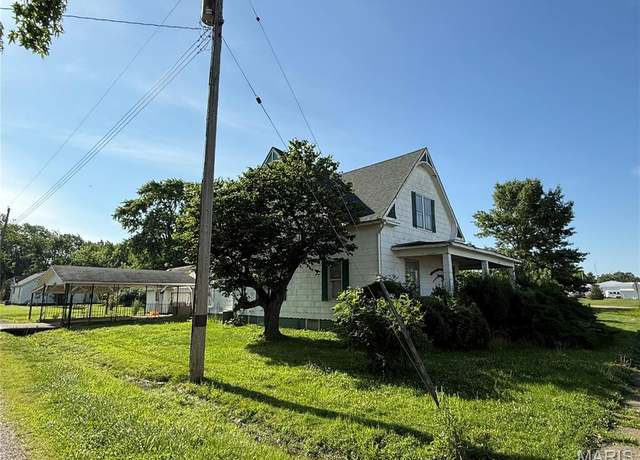 Property at 208 N Charles St, Beecher City, IL 62414, 5 beds, 1.5 baths
