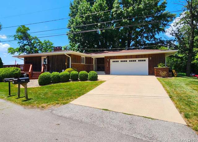 Property at 4820 Manitou Trl, Godfrey, IL 62035, 3 beds, 2 baths