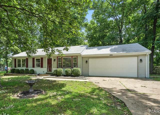 Property at 224 New Ballwin Rd, Ballwin, MO 63021, 3 beds, 2 baths