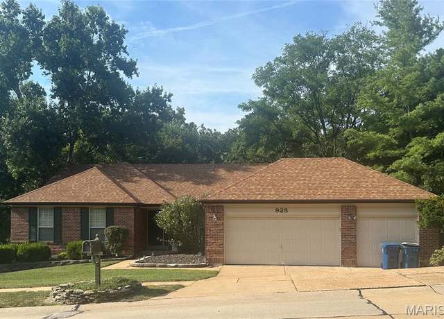 Property at 925 Westrun Dr, Ballwin, MO 63021, 3 beds, 3 baths
