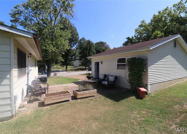Property at 802 Locust St, Festus, MO 63028, 4 beds, 1 bath