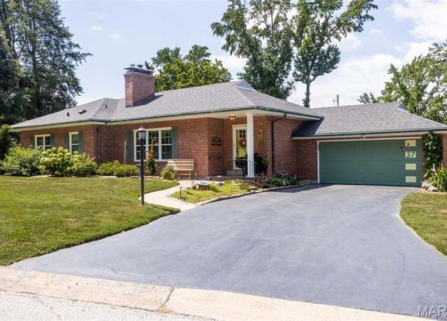 Property at 37 Flamingo Dr, Crestwood, MO 63123, 3 beds, 2.5 baths