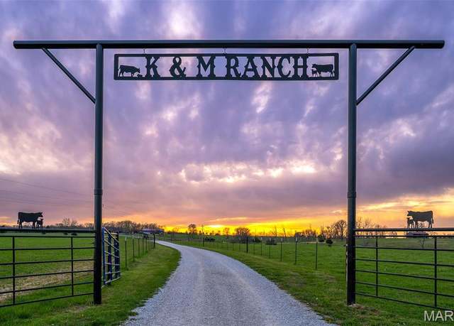Property at 3739 Farm Road 1240, Crane, MO 65633, 2 beds, 1.5 baths