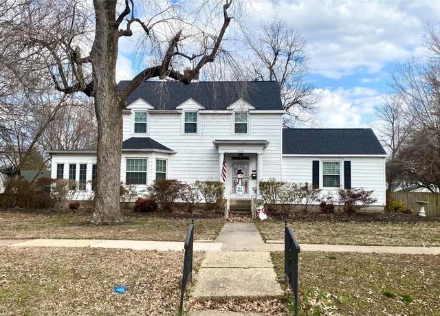 Property at 504 E Cypress St, Charleston, MO 63834, 4 beds, 2.5 baths