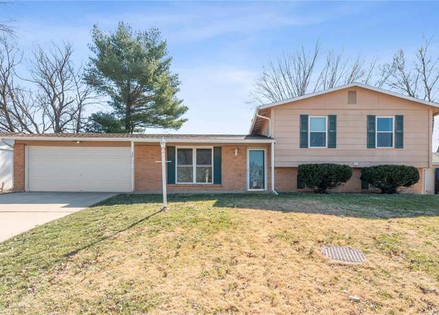 Property at 30 S Hillview Dr, St Peters, MO 63376, 3 beds, 2 baths