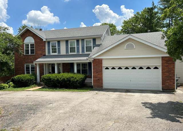 Property at 918 N Ballas Rd, St Louis, MO 63131, 4 beds, 3.5 baths