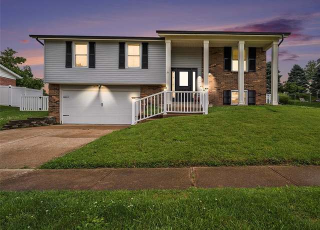 Property at 2827 Windford Dr, St Louis, MO 63129, 3 beds, 2.5 baths