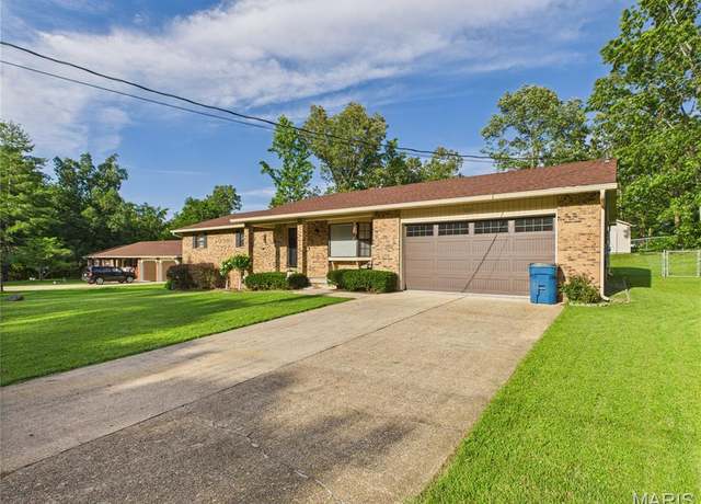 Property at 2612 Fox Dr, Poplar Bluff, MO 63901, 4 beds, 2 baths