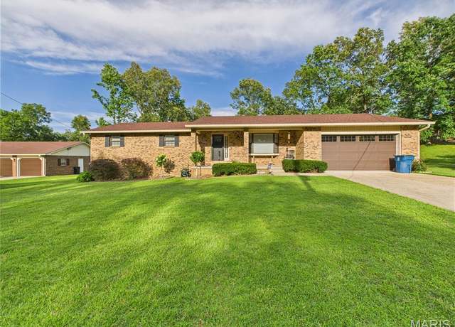 Property at 2612 Fox Dr, Poplar Bluff, MO 63901, 4 beds, 2 baths