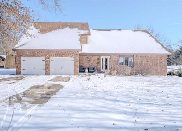 Property at 6413 Oak Dr, Moro, IL 62067, 4 beds, 3 baths