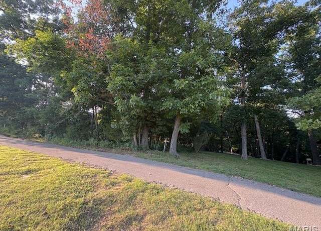 Property at 9613 Greenview Ct, Hillsboro, MO 63050