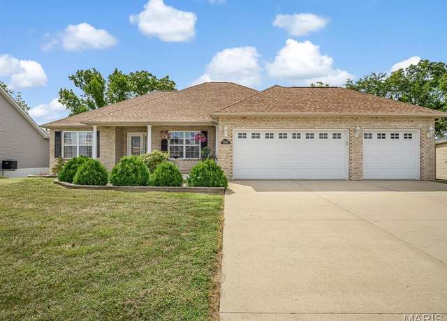 Property at 1016 Oak Creek Ln, Waterloo, IL 62298, 5 beds, 3.5 baths