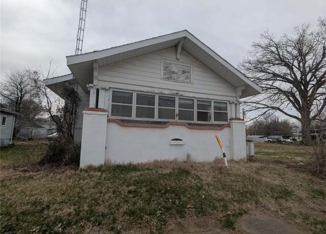 Property at 226 N Lincoln Blvd #1, Centralia, IL 62801, 4 beds, 2 baths
