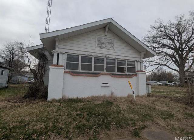 Property at 226 N Lincoln Blvd #1, Centralia, IL 62801, 4 beds, 2 baths
