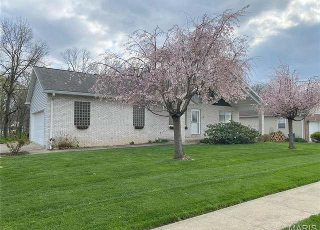 Property at 8 Creekside Dr, Trenton, IL 62293, 2 beds, 3 baths