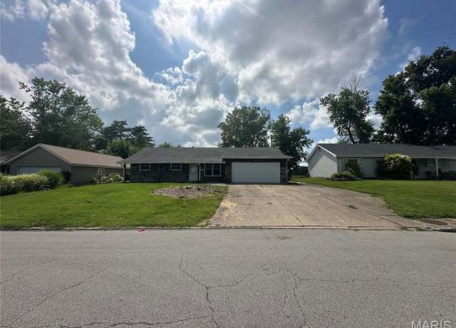 Property at 31 Margaret St, O'fallon, MO 63366, 3 beds, 1.5 baths