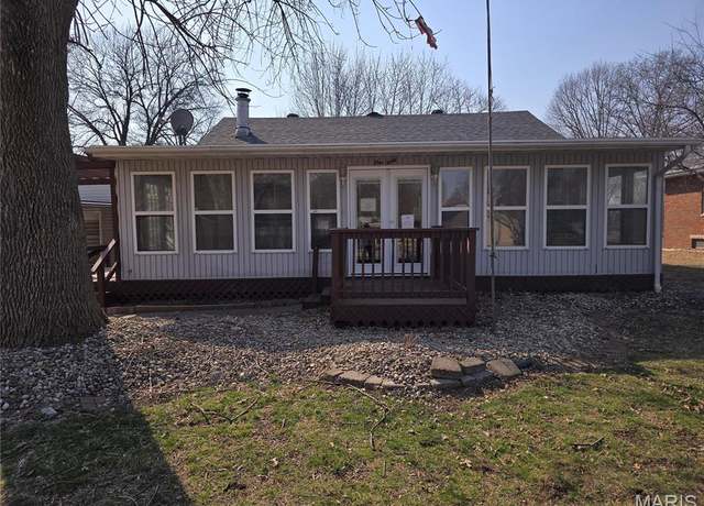 Property at 140 Greenview St, Wood River, IL 62095, 3 beds, 2 baths