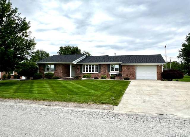 Property at 403 Sutton Dr, Palmyra, MO 63461, 4 beds, 3.5 baths