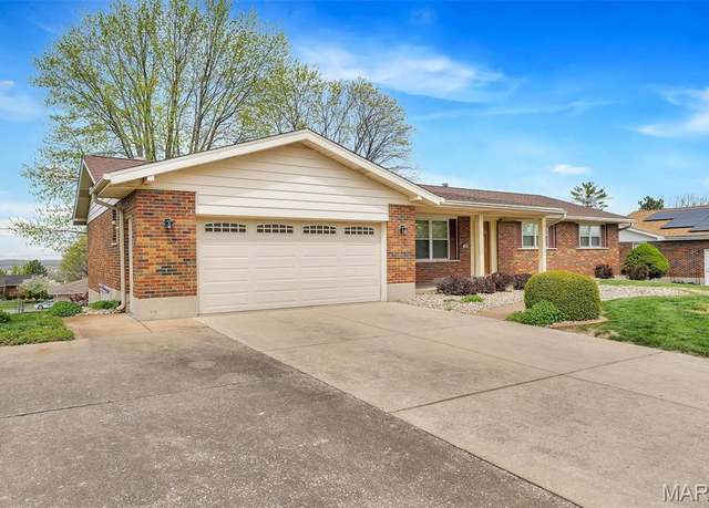 Property at 948 Quince Dr, St Charles, MO 63301, 3 beds, 2 baths