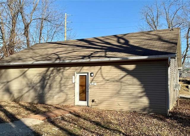 Property at 535 W Walnut St, Winfield, MO 63389, 1 bath