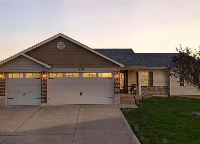 Property at 424 Prairie Creek Dr, Wentzville, MO 63385, 3 beds, 2 baths