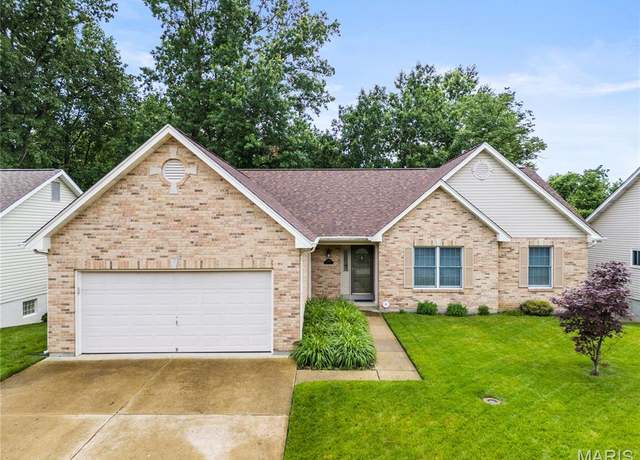 Property at 3156 Crystal Lake Dr, St Louis, MO 63129, 3 beds, 2 baths