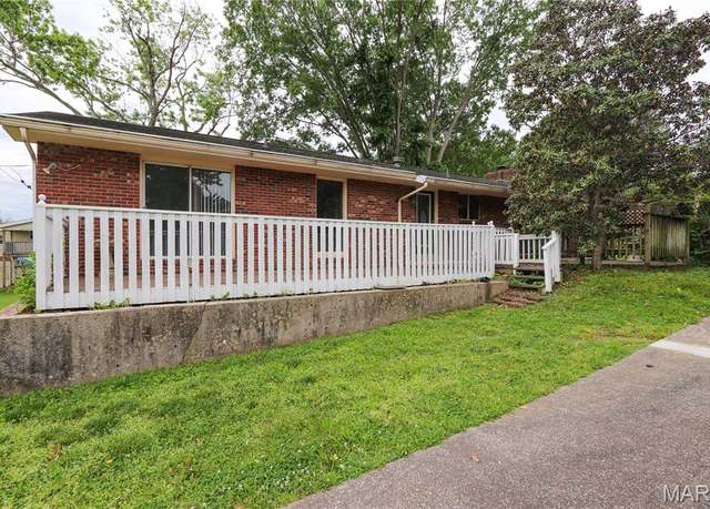 Property at 1108 N Cape Rock Dr, Cape Girardeau, MO 63701, 2 beds, 2 baths