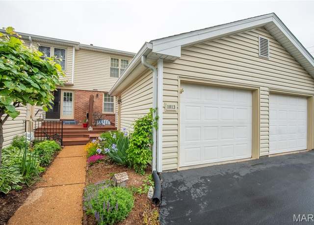Property at 1013 Brooksgate Manor Dr, Kirkwood, MO 63122, 2 beds, 2.5 baths