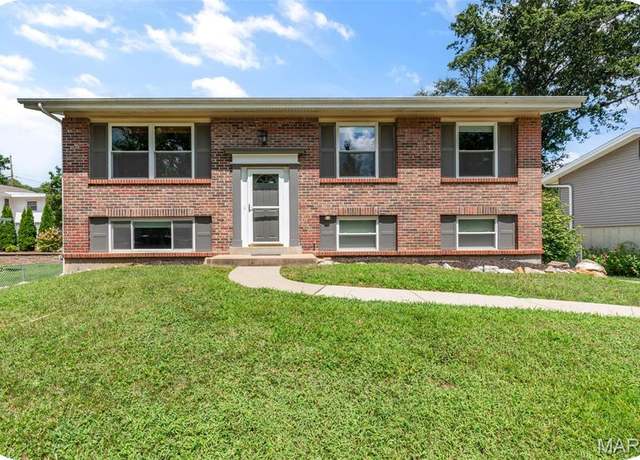 Property at 1027 Villaview Dr, Manchester, MO 63021, 4 beds, 2 baths