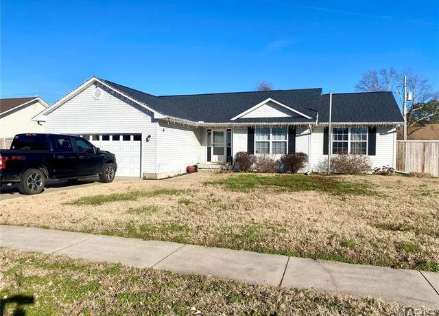 Property at 914 Pine St, Sikeston, MO 63801, 3 beds, 3 baths