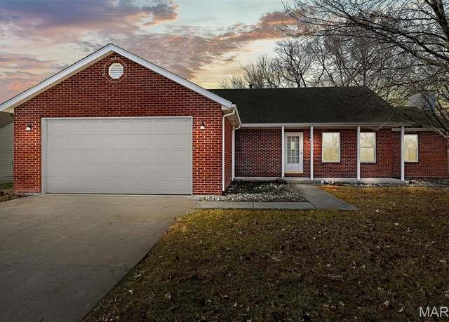 Property at 917 Mayfair Dr, Belleville, IL 62221, 4 beds, 2 baths