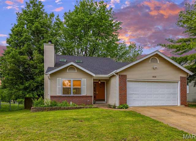 Property at 1910 Kingsford Dr, Florissant, MO 63031, 3 beds, 2.5 baths