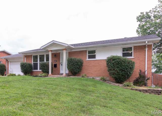 Property at 124 Williamsburg Dr, Belleville, IL 62221, 3 beds, 2.5 baths
