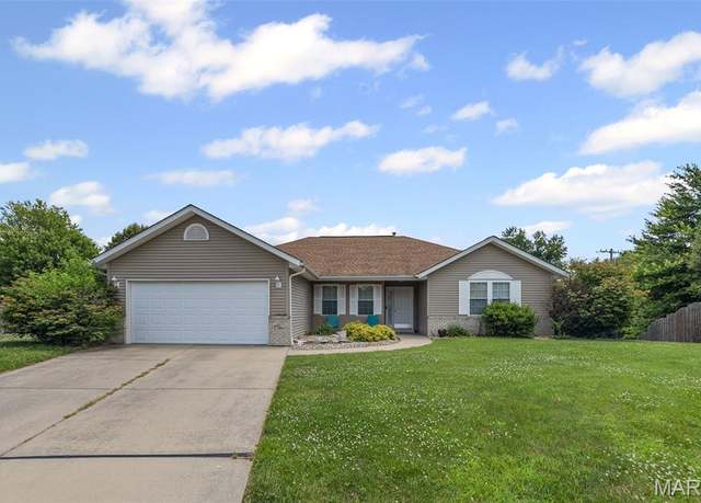 Property at 141 Fairway Dr, Maryville, IL 62062, 3 beds, 3 baths