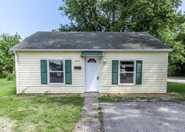 Property at 825 N High St, Carlinville, IL 62626, 2 beds, 1 bath
