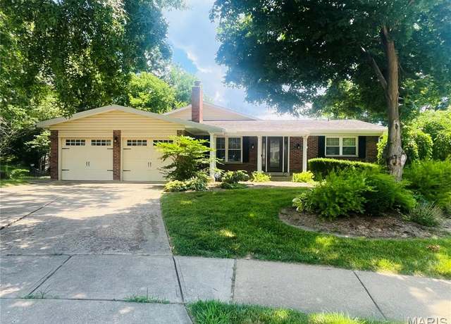 Property at 10310 Dorenshire Ct, Saint Louis, MO 63128, 6 beds, 6 baths